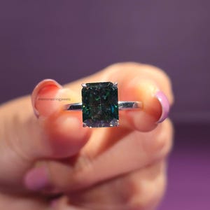 2.5 CT Radiant Cut Forest Green Moissanite Solitaire Ring Dark Green Engagement Ring Modern Minimalist Proposal Jewelry Ring For Women