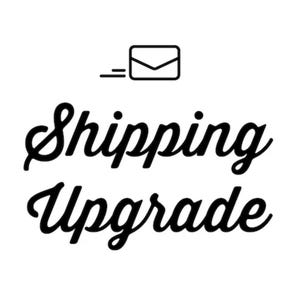 Könnte beinhalten: Schwarz-weiße Grafik mit den Worten "Shipping Upgrade" in einer Schreibschrift. Über dem Text befindet sich eine Strichzeichnung eines Umschlags mit Bewegungslinien.