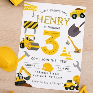 Op de afbeelding: Een uitnodiging voor een verjaardag met een bouwthema, met de tekst "DUMP EVERYTHING HENRY IS TURNING 3". De uitnodiging bevat illustraties van bouwmachines, gereedschap en kegels. Gele speelgoed bouwmachines en kegels omringen de uitnodiging.