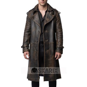 Puede incluir: Abrigo largo de cuero marrón desgastado con diseño de doble botonadura. El abrigo presenta un cuello con muescas, charreteras y puños ajustables. El abrigo tiene un aspecto vintage y desgastado.