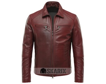 Puede incluir: Chaqueta de cuero burdeos con cuello y cremallera frontal. Tiene dos bolsillos en el pecho con cremallera y un logotipo en la parte inferior. Una chaqueta de estilo clásico.