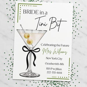 Può includere: Biglietto d'invito bianco con la scritta "BRIDE in a Tini Bit" e l'illustrazione di un bicchiere da Martini. L'invito include i dettagli di un evento a New York City, dal 6 all'8 ottobre, e le informazioni RSVP. Coriandoli verdi punteggiano lo sfondo.
