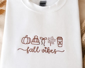 Suéter bordado de outono com abóboras, xícara de café e folhas – Roupa aconchegante para os dias mais frios.