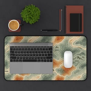 Topografische Schreibtischmatte - Perfekt für Home Office, Gamer Einrichtung, Bergliebhaber Dekor, anpassbares Schreibtischzubehör