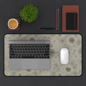 Topographische Lunar Schreibtischmatte - Perfekt für Home Office, Gamer Einrichtung, Bergliebhaber Dekor, anpassbares Schreibtischzubehör