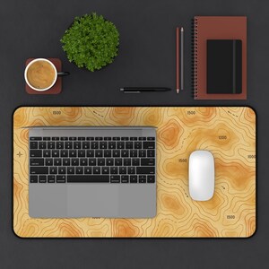 Topografische Schreibtischmatte - Perfekt für Home Office, Gamer Einrichtung, Bergliebhaber Dekor, anpassbares Schreibtischzubehör