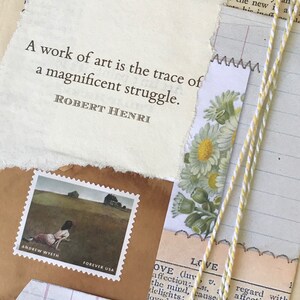 Può includere: Un collage di ritagli di carta con una citazione di Robert Henri: "Un'opera d'arte è la traccia di una lotta magnifica." La citazione è su uno sfondo bianco con testo marrone. Il collage include anche un francobollo vintage con un dipinto di una donna seduta su una sedia in un campo. Il francobollo è etichettato come "Andrew Wyeth" e "Forever USA".
