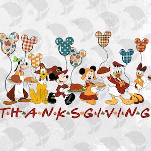 Puede incluir: Ilustración temática de Acción de Gracias con personajes de Disney, como Mickey, Minnie, Donald y Goofy, cada uno sosteniendo comida. Globos con forma de cabeza de Mickey Mouse flotan sobre ellos. La palabra "THANKSGIVING" está escrita abajo.