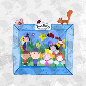 以下が含まれることがあります： 「ベンとホリーの小さな王国」のキャラクターが登場するカラフルなイラスト。妖精、エルフ、リスが青いフレームの中に描かれています。蝶とてんとう虫もおり、番組タイトルが表示されています。