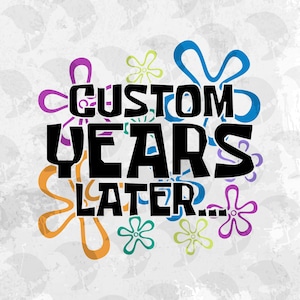 Op de afbeelding: Een grafisch ontwerp met de woorden "CUSTOM YEARS LATER..." in zwart, met kleurrijke bloemaccenten in oranje, blauw, paars en groen. De achtergrond is een getextureerd, lichtgrijs patroon.