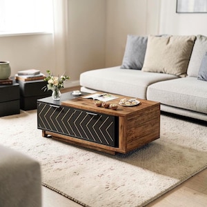 Peut inclure: Table basse rectangulaire en bois avec un dessus noir et un tiroir à chevrons. La table est marron avec une façade de tiroir noire et repose sur un tapis clair. Un canapé et des objets décoratifs sont en arrière-plan.