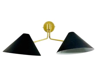 Nowoczesna mosiężna lampa ścienna z 2 źródłami światła – czarne klosze stożkowe, lampa ścienna w stylu mid-century