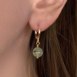 Créoles Huggie Prehnite - Boucles d'oreilles rondes en or ou en argent avec pendants en pierres précieuses naturelles