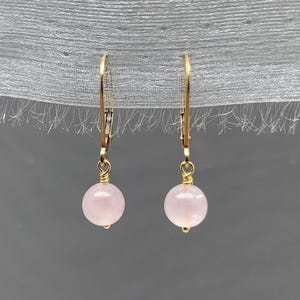 Boucles d'oreilles dormantes pendantes en quartz rose avec pierres précieuses délicates - Filles d'or 14 carats ou argent sterling - Boucles d'oreilles pendantes roses élégantes