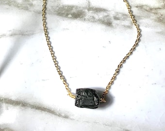 Collar de turmalina negra en bruto: colgante de piedra preciosa sin pulir en cadena de oro o plata.