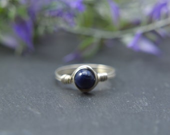 Saphir-Drahtring, Saphir-Drahtring, September-Geburtsstein, September-Geburtstag, Boho-Ring, minimaler Ring, drahtgewickelter Schmuck, Geburtstagsgeschenk