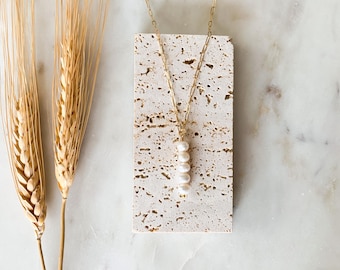 Collar con colgante de perla en forma de gota – Cadena de clip dorada con eslabones rectangulares – Joyería minimalista de perlas