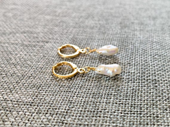 Baroque White Pearl Huggie Hoop Earrings – Gold or Silver Leverback Freshwater Pearl Jewelry
