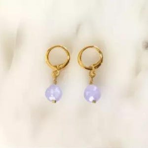 Lavender Jade Huggie Hoop Earrings – Gold Plated Leverback Earrings – Natural Purple Gemstone Dangles – Minimalist Everyday Jewelry Gift