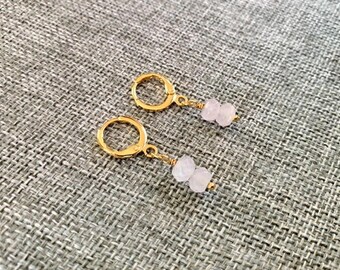 Pendientes Huggie de cuarzo rosa: ligeros y cotidianos con dijes redondos