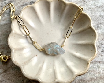 Collar de labradorita con cadena de clip de papel de oro, joyería llamativa para el día a día.