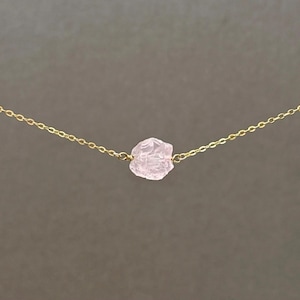 Ruwe rozenkwartsketting – natuurlijke roze edelsteenhanger – verstelbare goud- of verzilverde ketting