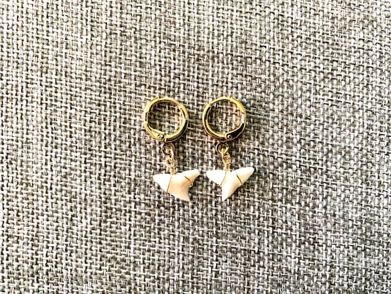 Shark Tooth Gold Huggie Hoop Earrings – Lightweight Leverback Surfer Jewelry for Beach Lovers