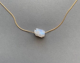 Collar de piedra lunar arcoíris en bruto: colgante de cristal en bruto en cadena de oro laminado o plata de ley.