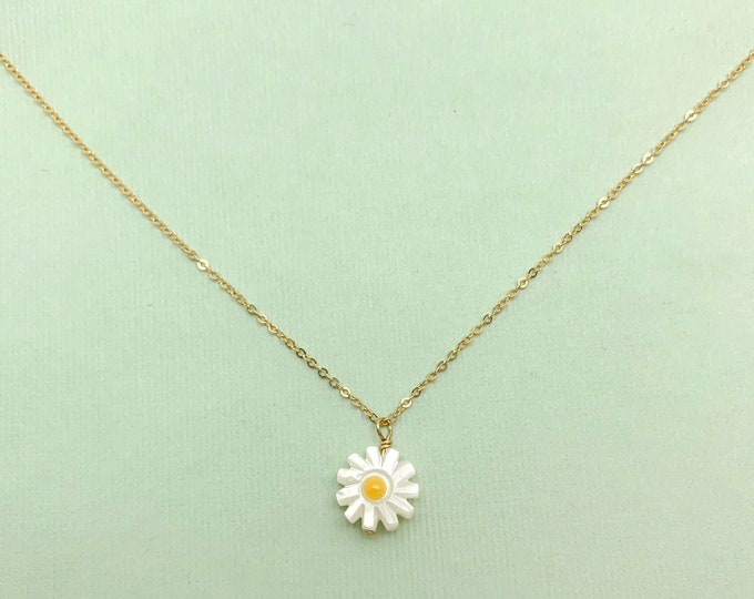 Dainty Daisy Necklace, Minimalist Flower Jewelry, Flower Charm Necklace, Layering Necklace, Bridesmaid Gift for Her, Mother's Day Gift