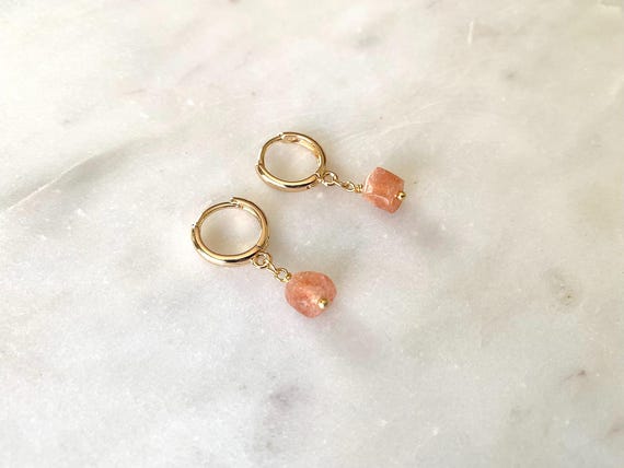 Raw Sunstone Huggie Hoop Earrings – Small Gold Hoops with Natural Sunstone – Dainty Summer Jewelry