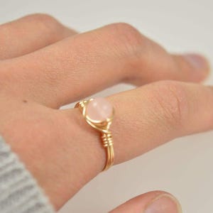 Anillo de cuarzo rosa envuelto en alambre — Piedra preciosa rosa de 6 mm — Elija entre oro de 14 k o plata esterlina