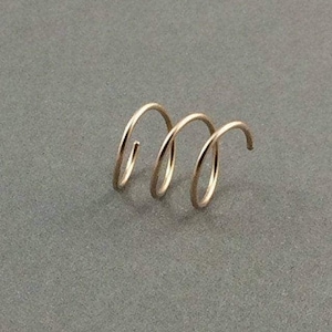 TRIPPEL // Guldspiralörhängen – Trippelpiercing Minimalistiska spiralörhängen i guldfyllt