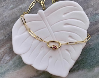 Collar con cadena de clip de papel, cierre de mosquetón dorado, candado rojo con pavé, joyería minimalista llamativa.