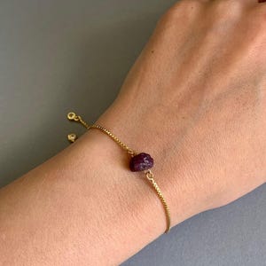 Armband med rubinpärlor – Justerbara smycken med råa ädelstenar – Handgjord present med födelsesten i juli