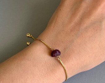 Pulseira de contas de rubi – Joia ajustável com pedra preciosa bruta – Presente feito à mão com pedra de nascimento de julho