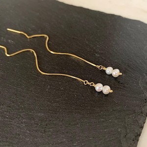 Twee oorbellen met parelinrijger – onbewerkte edelsteenhanger in goud of sterlingzilver – minimalistische sieraden