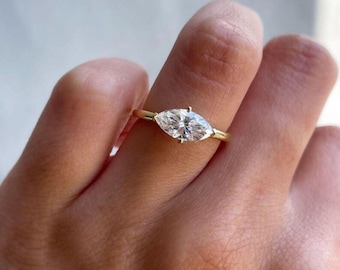 Förlovningsring i marquiseslipad moissanit, 14 karat massivt gult guld med öst-väst-ring, solitärring med bezel, uttalandering, frieriring