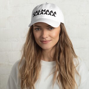 Può includere: Cappellino da baseball bianco con la scritta "CALMAAA AAAAAA" in nero. Il cappellino ha una visiera curva e un classico design a sei pannelli. Il cappello è realizzato in un tessuto morbido e traspirante.