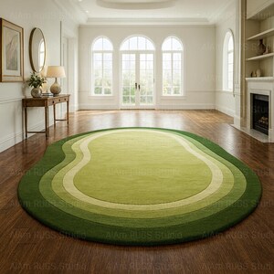 Könnte beinhalten: Ein runder, grüner Teppich mit einem einzigartigen, geschichteten Design. Der Teppich weist verschiedene Grüntöne auf, die einen strukturierten, organischen Look erzeugen. Ein Blickfang für jeden Wohnraum.