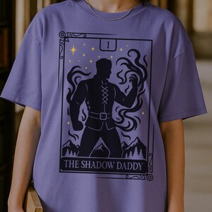 Camiseta Shadow Daddy del Reino Unido / Camiseta de Romantasy Book / Merchandising de BookTok / Camiseta de fantasía picante / Carta del Tarot del Villano Moralmente Gris / Camiseta de Dark Academia