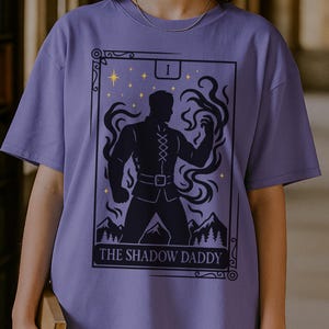 Camiseta Shadow Daddy del Reino Unido / Camiseta de Romantasy Book / Merchandising de BookTok / Camiseta de fantasía picante / Carta del Tarot del Villano Moralmente Gris / Camiseta de Dark Academia