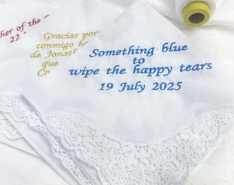 Può includere: Fazzoletti bianchi con testo ricamato in blu, oro e viola. Uno recita "Something blue to wipe the happy tears 19 July 2025". Ogni fazzoletto ha un delicato bordo in pizzo.