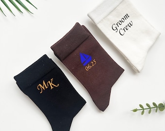 Meias personalizadas para padrinhos: presente com inicial bordada para festa de casamento
