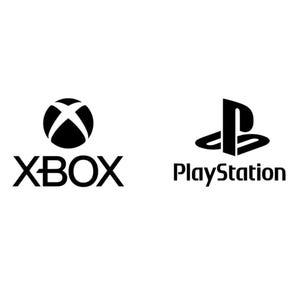 Puede incluir: Logotipos en blanco y negro de Xbox y PlayStation. El logotipo de Xbox presenta una esfera estilizada con una X y la palabra "XBOX" debajo. El logotipo de PlayStation es una "P" y una "S" estilizadas con la palabra "PlayStation" debajo.