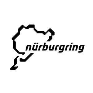 Könnte beinhalten: Schwarz-weiße Grafik des Nürburgring-Rennstreckenumrisses mit dem Wort "nürburgring" in einer fetten, serifenlosen Schriftart. Das Design ist eine stilisierte Darstellung der berühmten deutschen Rennstrecke.