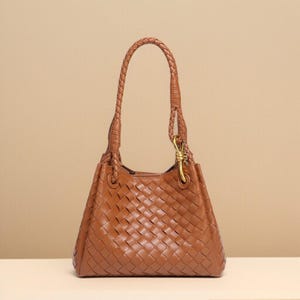 Handmade Woven Leather Bag – Small Crossbody Purse for Women – Braided Shoulder Tote – Minimalist Everyday Leather Handbag