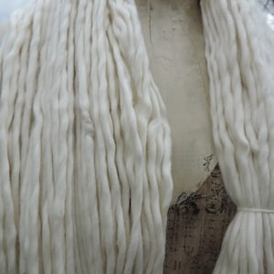 100 % merino, súper voluminoso y grueso, 150 yardas grandes, natural, pero quedaría genial teñido