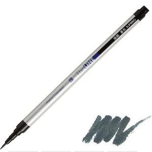 以下が含まれることがあります： 黒インクのシルバーAkashiya ThinLine筆ペン。ペン先は細く、「ThinLine」の文字がバレルに印刷されています。インクのサンプルが右下に表示されています。
