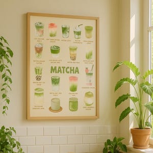 K&ouml;nnte beinhalten: Ein gerahmtes Poster mit verschiedenen Matcha-Getr&auml;nken und Textbeschriftungen. Das Poster h&auml;ngt &uuml;ber einer Holz-Arbeitsplatte mit Gl&auml;sern, einem Schneebesen und einem Tablett. Topfpflanzen sind auf der Theke und in einem Fenster zu sehen.