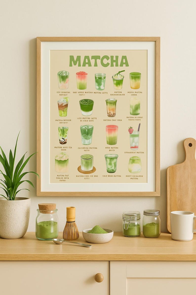 K&ouml;nnte beinhalten: Ein gerahmter Druck mit verschiedenen Matcha-Getr&auml;nkerezepten, mit dem Wort "MATCHA" oben. Das Bild zeigt eine Vielzahl von Matcha-Getr&auml;nken in Gl&auml;sern, zusammen mit Matcha-Pulver, einem Schneebesen und anderem Zubeh&ouml;r. Eine Pflanze und Gl&auml;ser sind ebenfalls zu sehen.